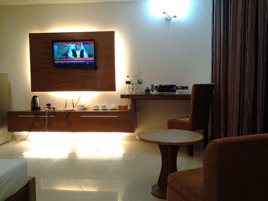 Hotel Afford Inn Дакка Экстерьер фото
